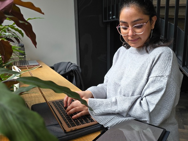 Khushboo "studying" in a caf&eacute;