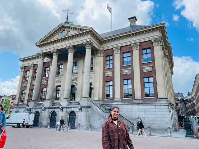 Khushboo in front of the former Gemeentehuis.