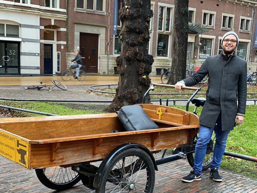 The preferred vehicle to move stuff in NL: The 'Bakfiets'