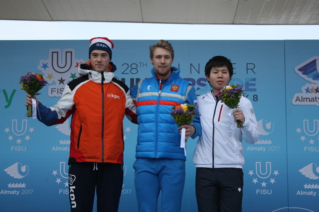 Het podium na de 1500 meter schaatsen met Van Oosten, Golubev en Miwa. Bron: https://almaty2017.com