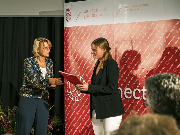 Vice dean of FEB Professor Manda Broekhuis handing out the Freshman of the Year Awards