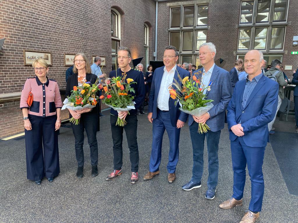 Harry Garretsen (derde van links) met de andere laureaten en het College van Betuur van de RUG