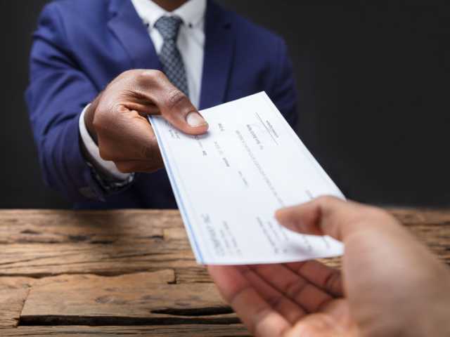 Should we pay for their goldfish ponds? Managerial compensation &ndash; a signal of firms&rsquo; values