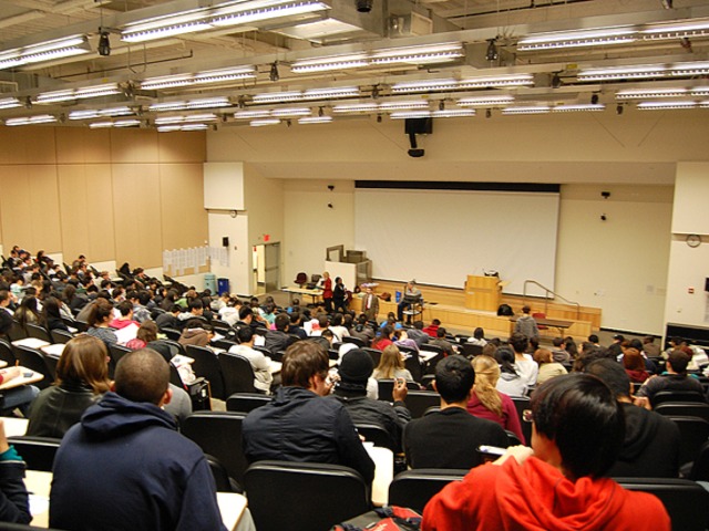 Activating and motivating large student groups