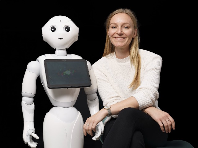 Jana Holth&ouml;wer with service robot Pepper, Photo: Reyer Boxem