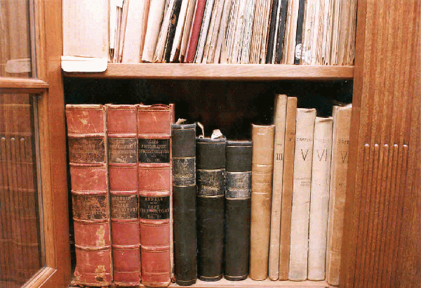 On the left you see the copy of the CPD that Kapteyn dedicated to his wife. Next to these the four volumes containing the reprints of Kapteyn's publications and the volumes III to VII of various hand-written tables.