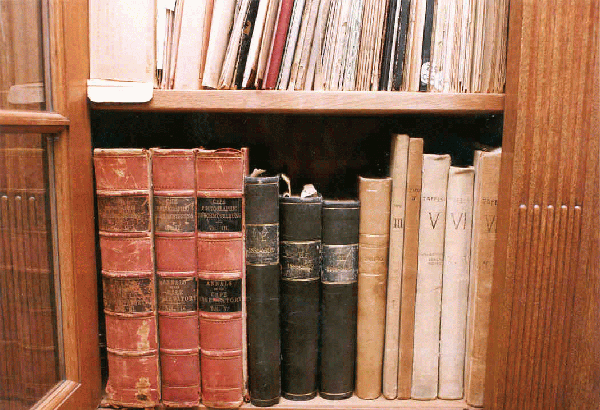 Links: Cape Photographic Durchmusterung. Rechts: herdrukken van Kapteyn publicaties.