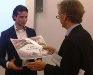 Erik Martens ontvangt de eerste prijs uit handen van Mark Frequin (directeur-generaal Wonen en Bouwen)