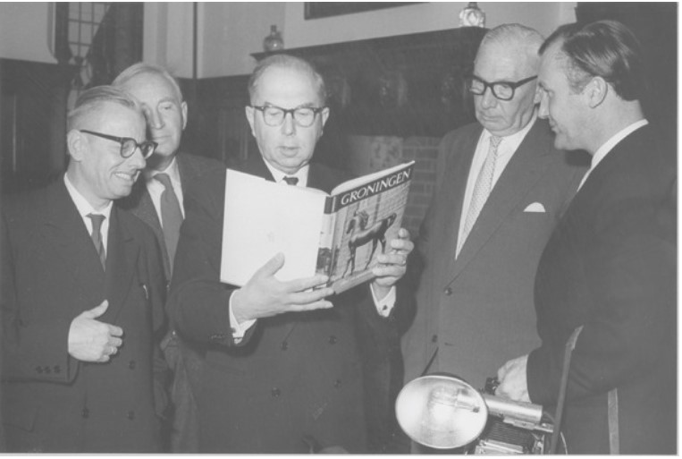 Boekpresentatie van Keunings boek over Groningen aan de Commissaris van de Koningin, W.A. Offerhaus. Op de foto van links naar rechts Keuning, Johan Dijkstra, W.A. Offerhaus, de uitgever en de fotograaf van het boek F.C.D. Popken (Foto: Piet Boonstra, Groninger Archieven)