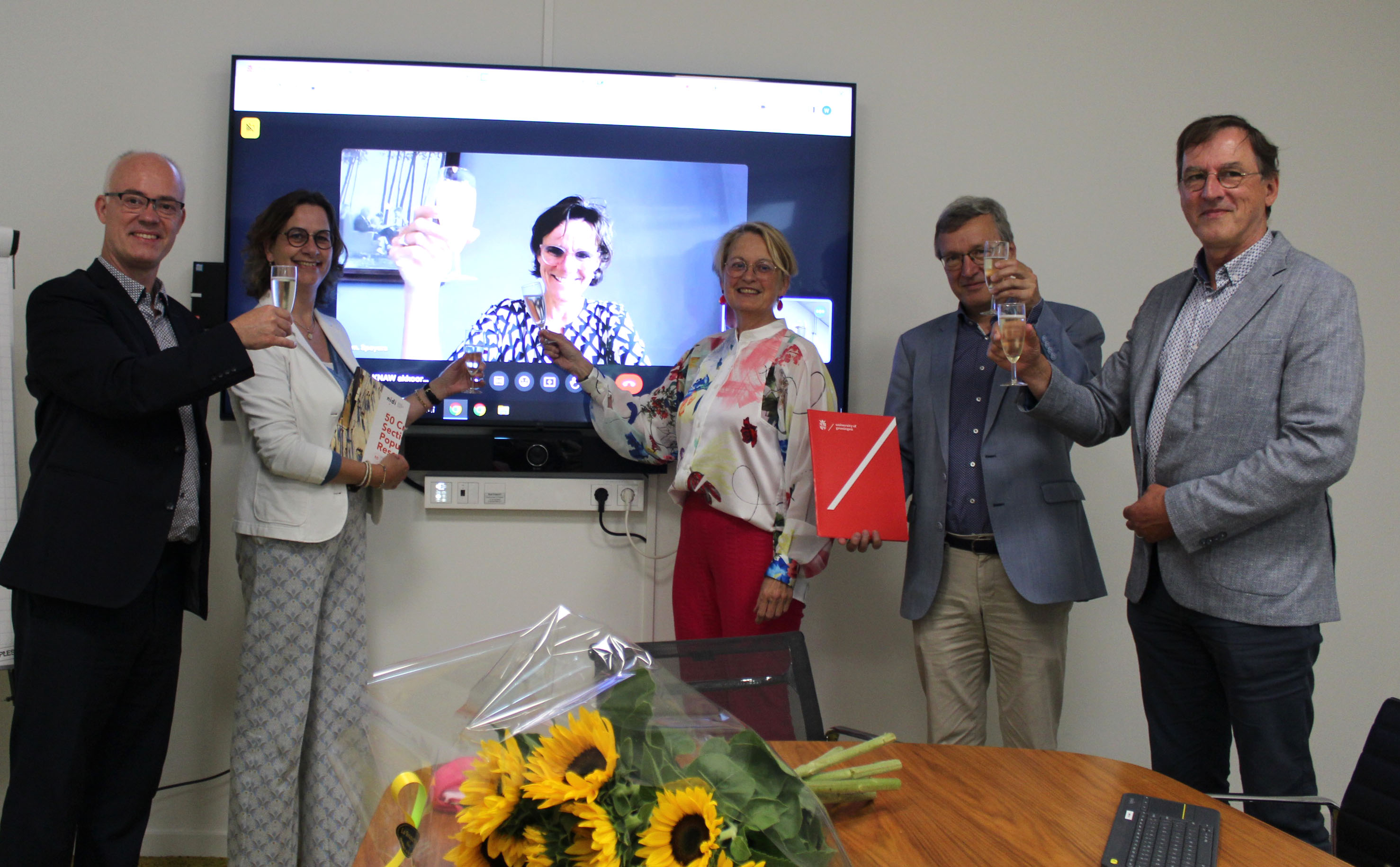 Vlnr: Johan Woltjer (decaan Faculteit Ruimtelijke Wetenschappen RUG), Helga de Valk (directeur NIDI), Brenda Penninx (vicepresident KNAW - digitaal aanwezig), Cisca Wijmenga (rector magnificus RUG), Aat Liefbroer (NIDI en RUG) en Kène Henkens (NIDI en RUG-UMCG).