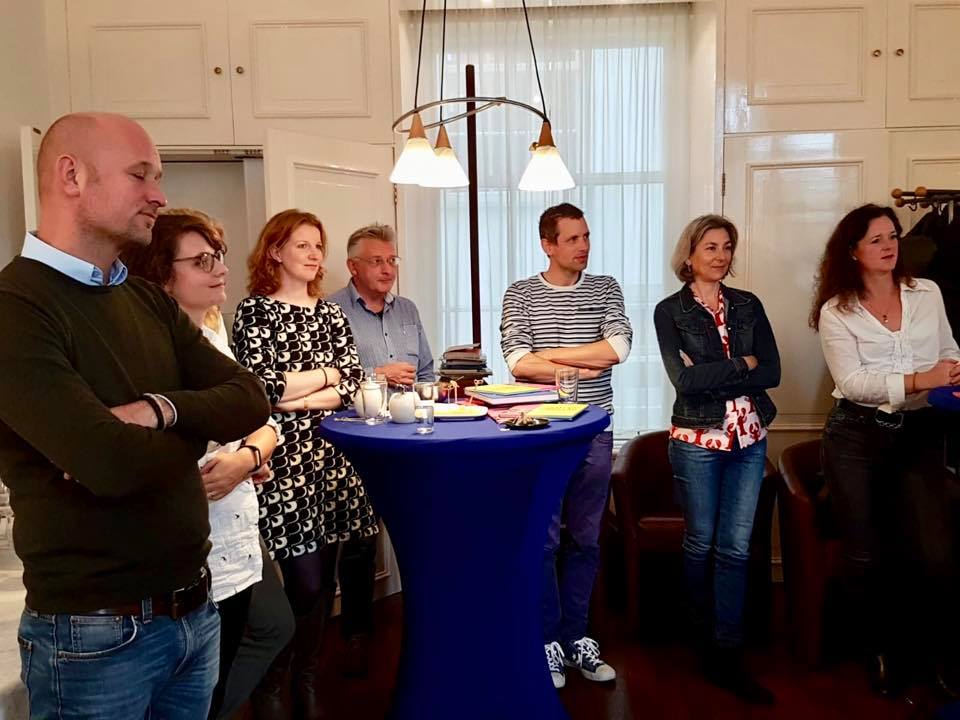 Alumni tijdens een lezing bij Strabo