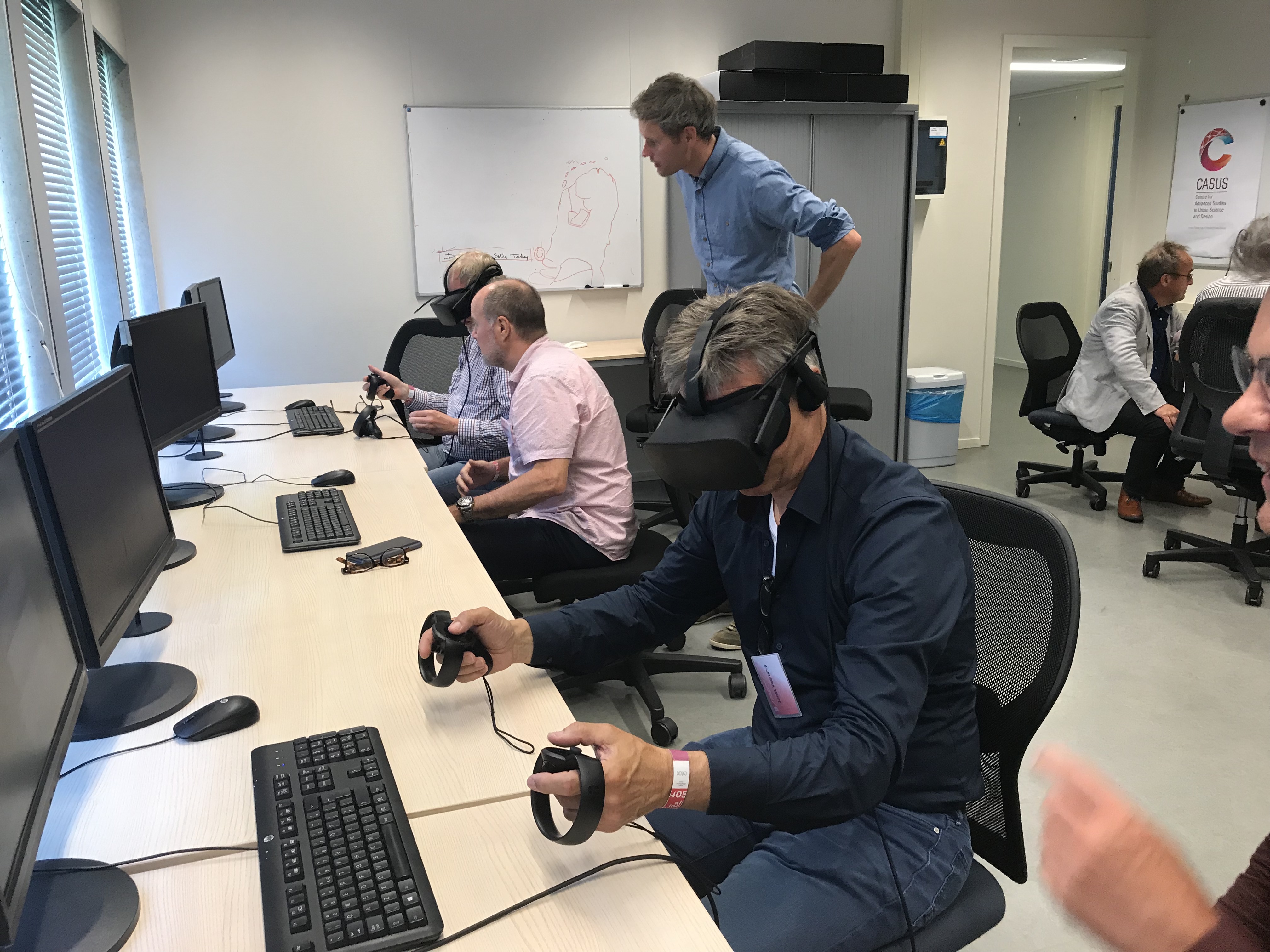 Alumni discovering the possibilities of virtual reality during the 2019 lustrum of the University of Groningen