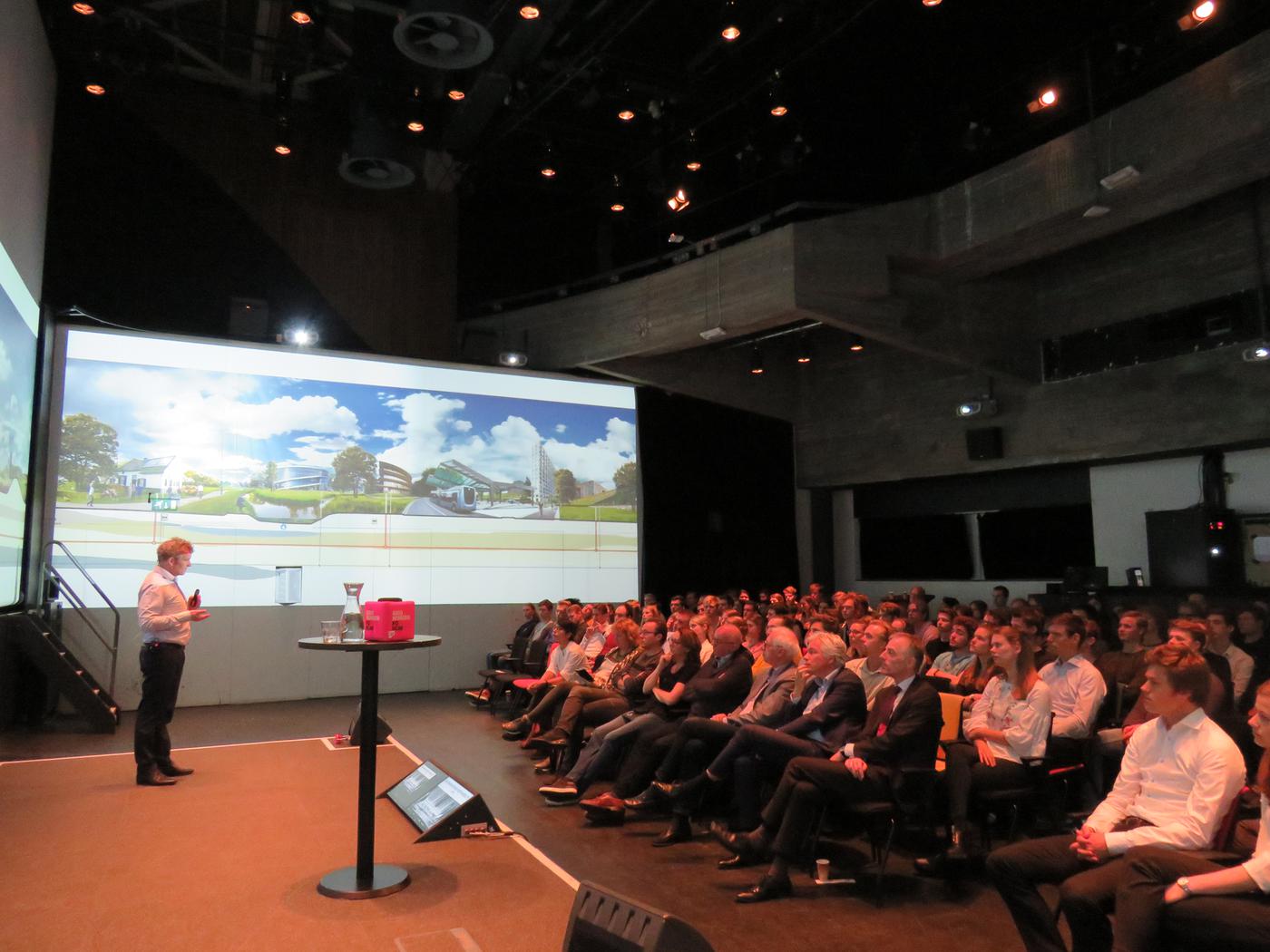 De WJ van der Bremen lezing door Floris Alkemade. Een een zaal vol alumni en studenten