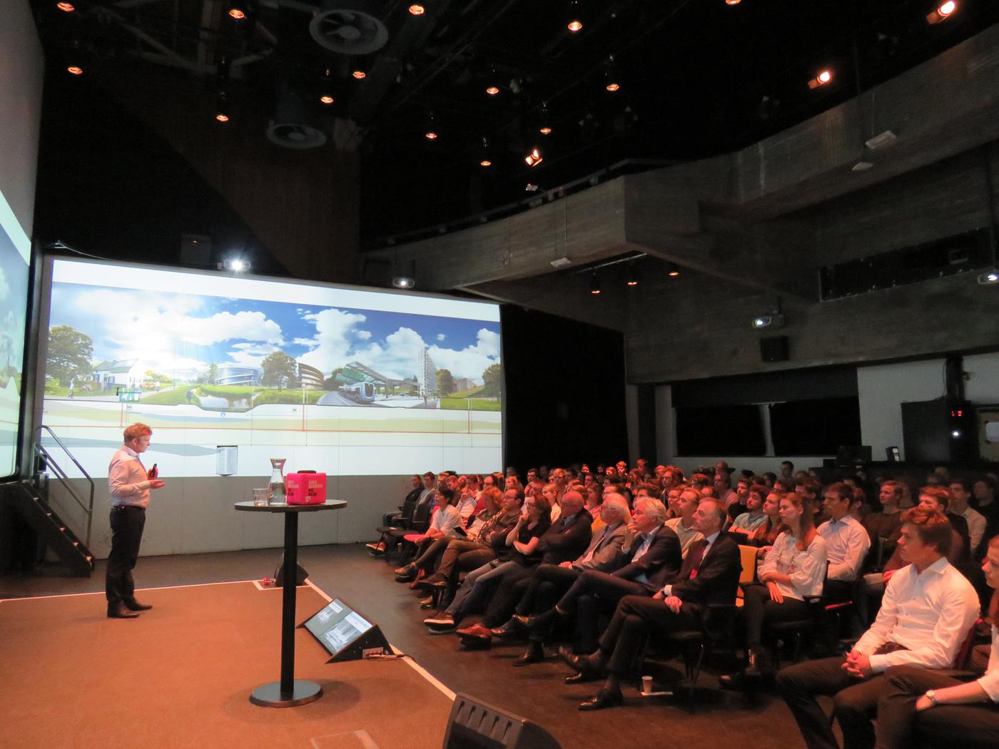 De WJ van der Bremen lezing door Floris Alkemade. Een een zaal vol alumni en studentenThe WJ van der Bremen talk by Floris Alkemade. A room full of alumni and students