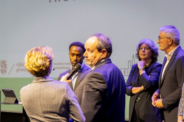Marijke Roskam stelt een vraag aan Hans Vijlbrief (foto: Angelo Roga/Roga Visuals)