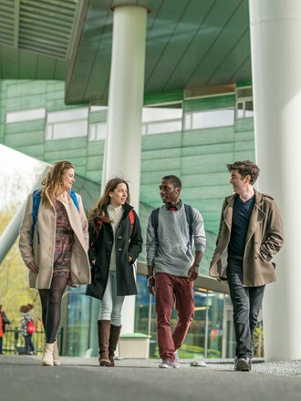 Students in front of the Linnaeusborg building
