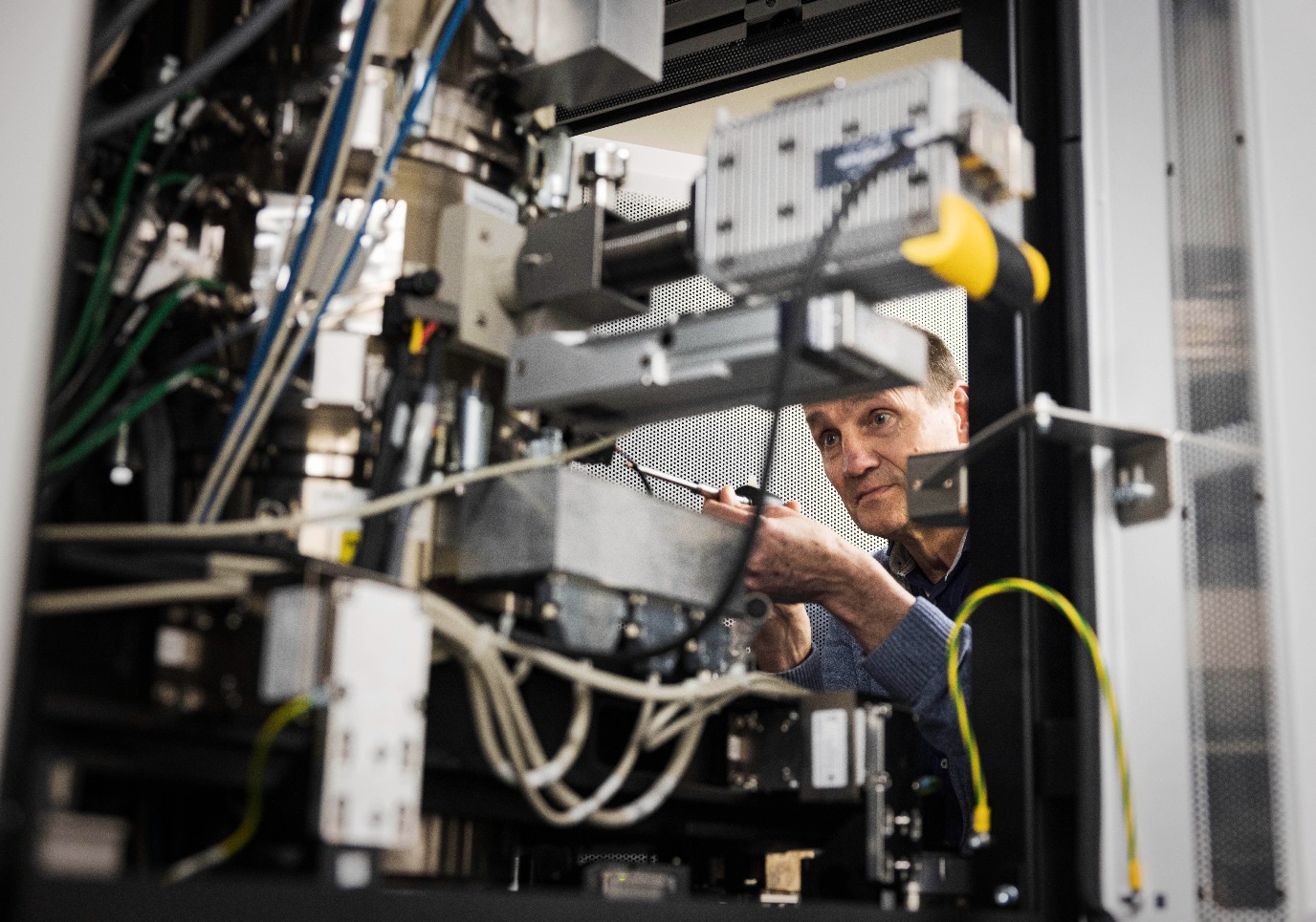 RUG onderzoeker Bart Kooi die een monster plaatst in zijn transmissie-elektronenmicroscoop (Foto: Leoni von Ristok)