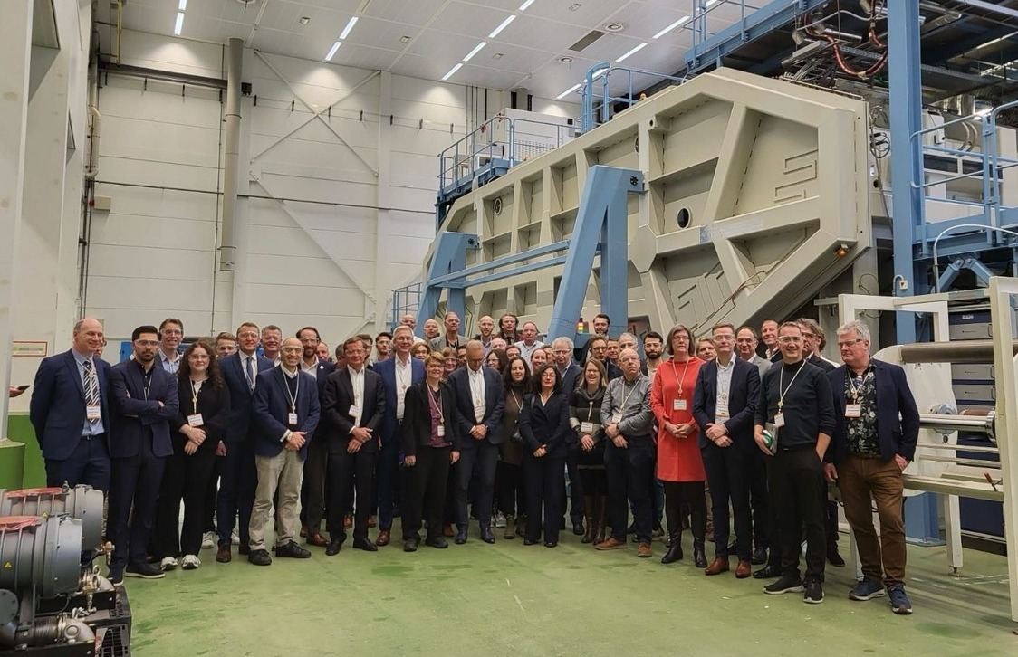 SolarNL partners and guests in the HyET Solar factory hallsin in Arnhem