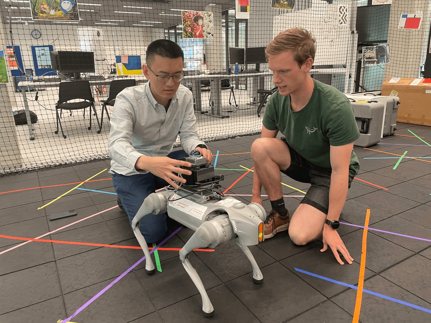 Dr. Kailai Li and Kees Wierenga (MSc CS student) in gesprek over hun obot
