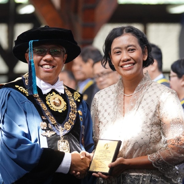 Hoogste onderscheiding van ITB voor Bayu Jayawardhana
