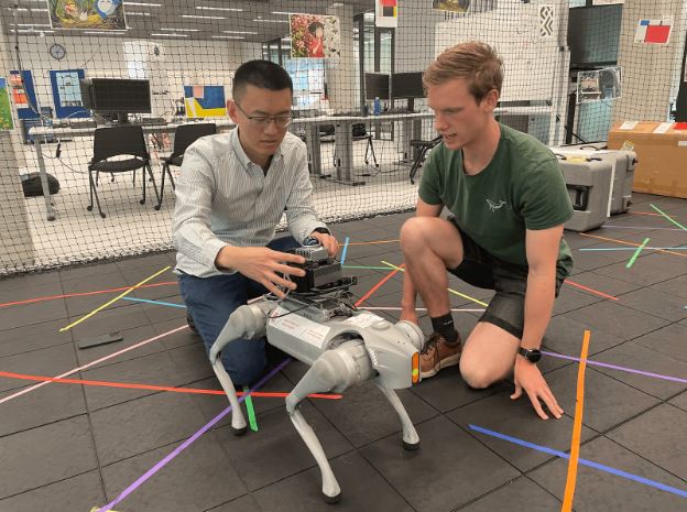 Dr. Kailai Li and Kees Wierenga (MSc CS student) in gesprek over hun obot