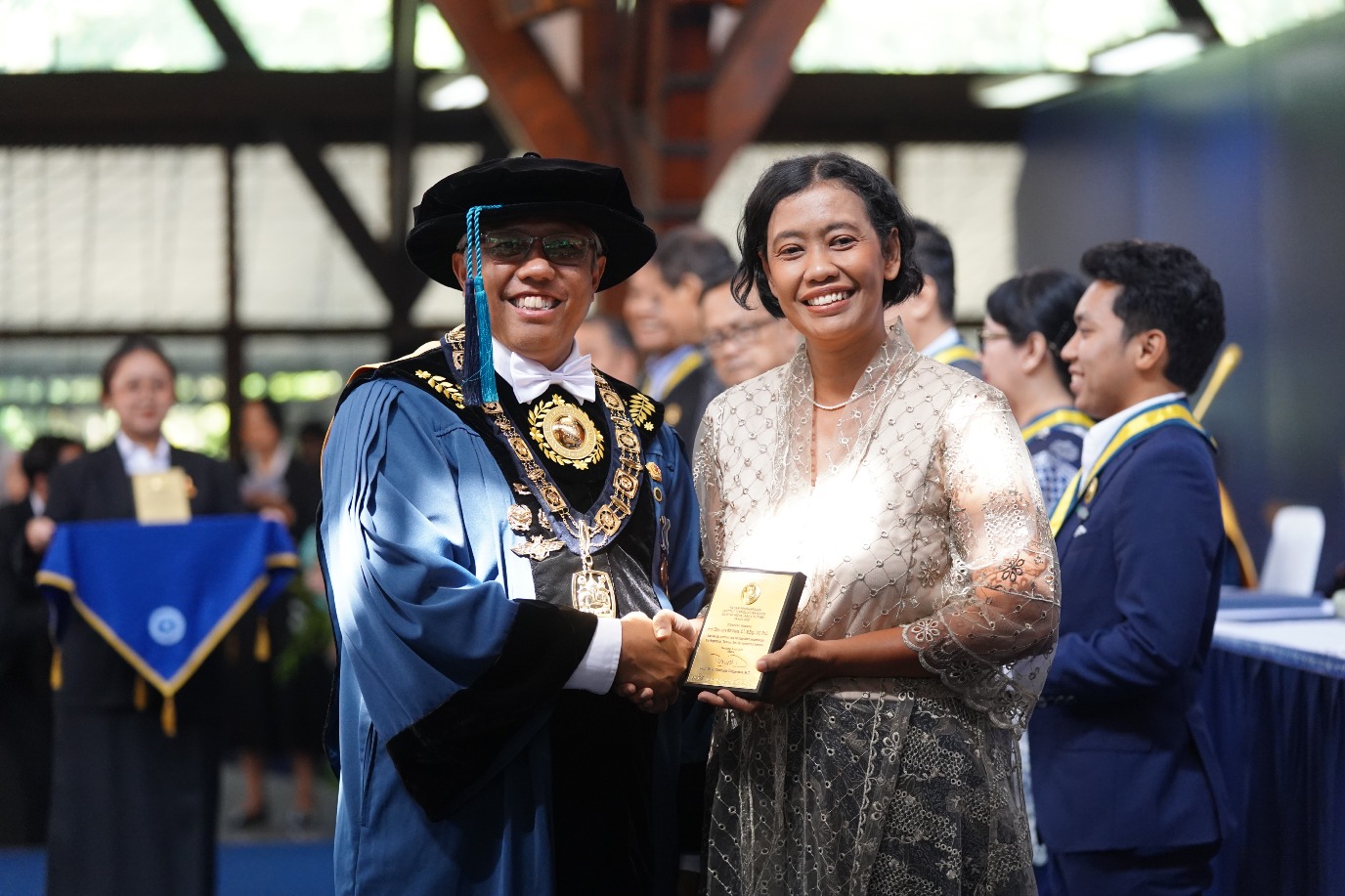 Tatacipta Dirgantara (ITB-rector) reikt de prijs uit aan de zus van Jayawardhana