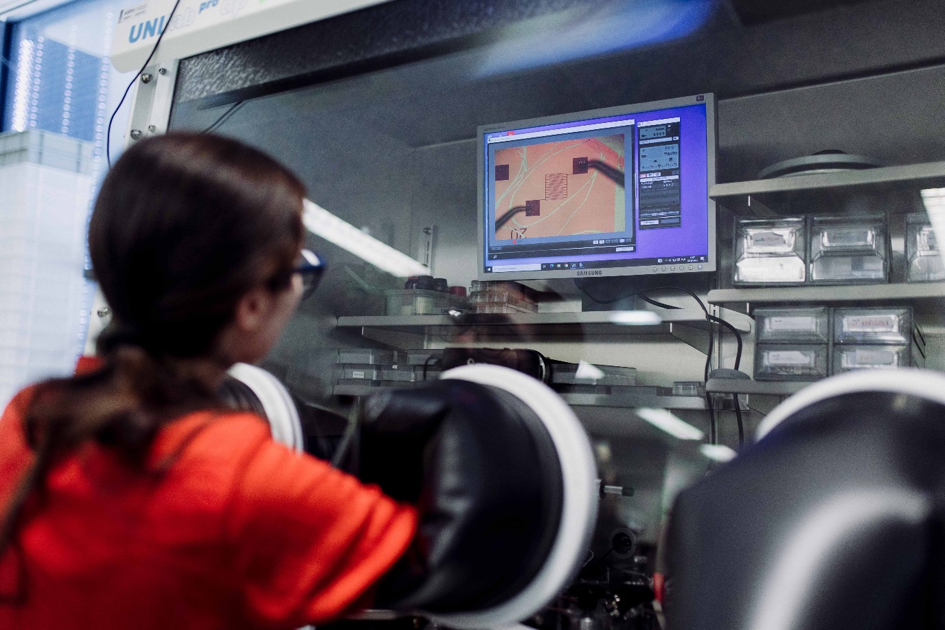 Onderzoeker werkt aan een chip in een steriele ruimte