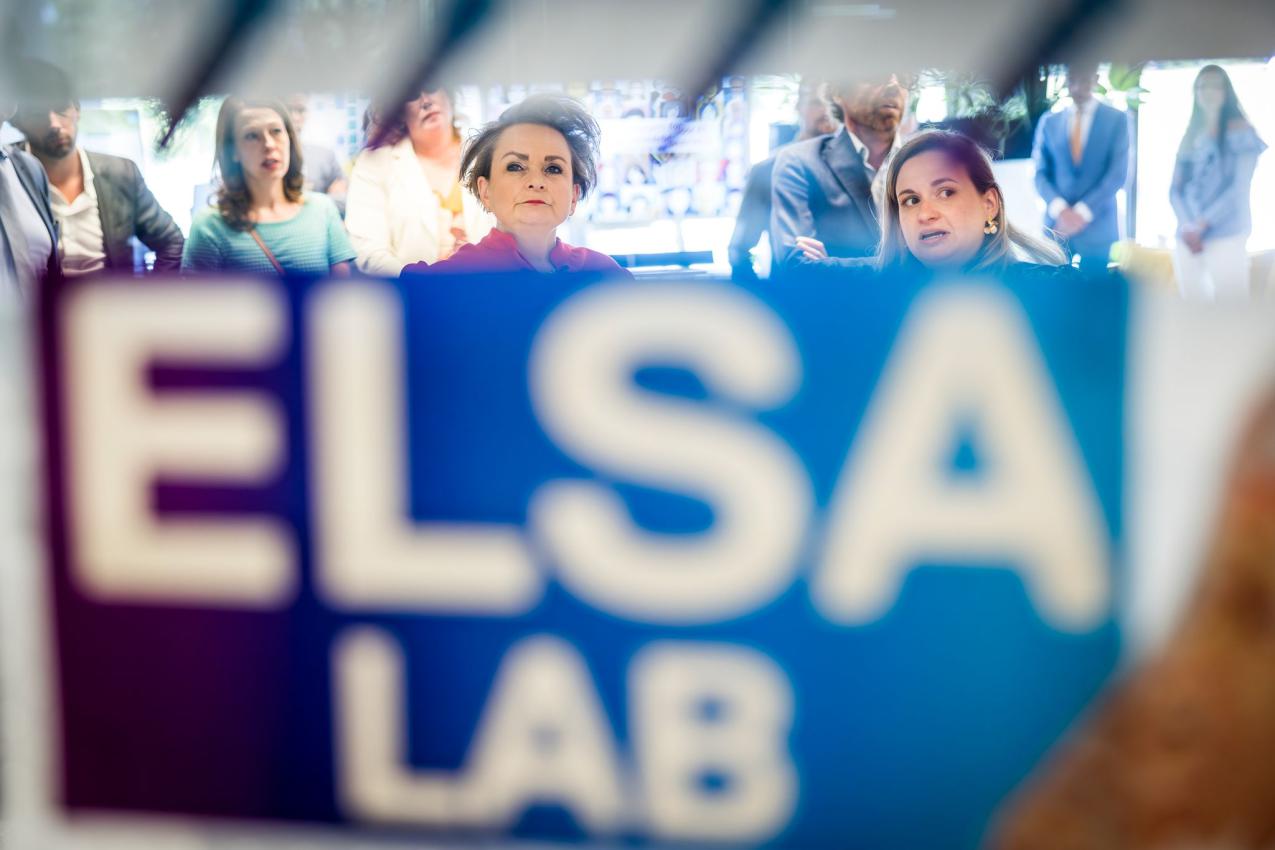 Staatssecrectaris Alexandra van Huffelen bezoek een ELSA lab