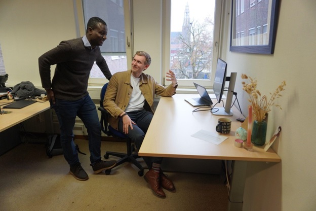 Begeleider Frank Tsiwah (links) en student Thijs van der Laan.