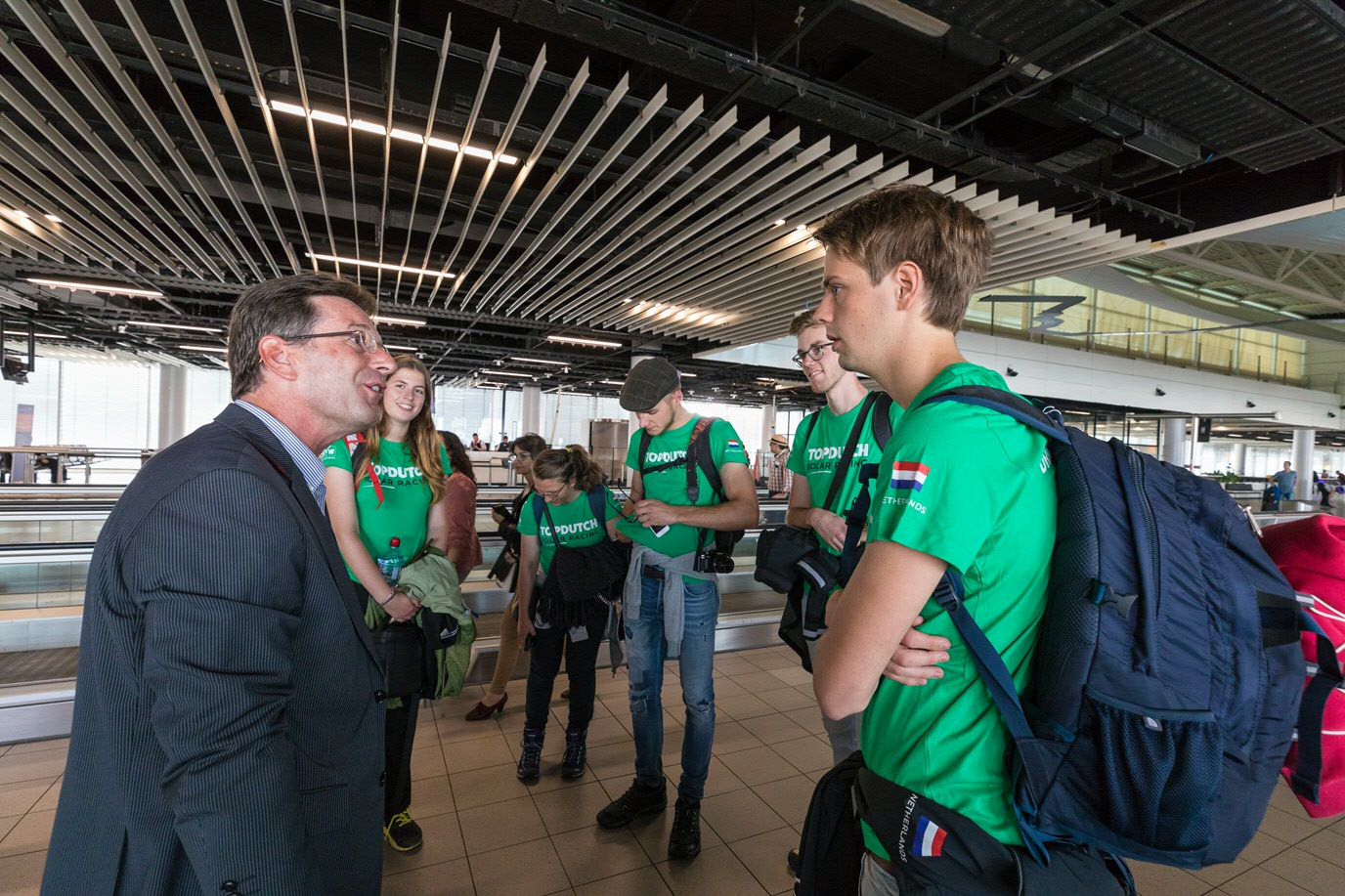 Het team op SchipholThe team at Schiphol Airport - foto: Job Verkruisen