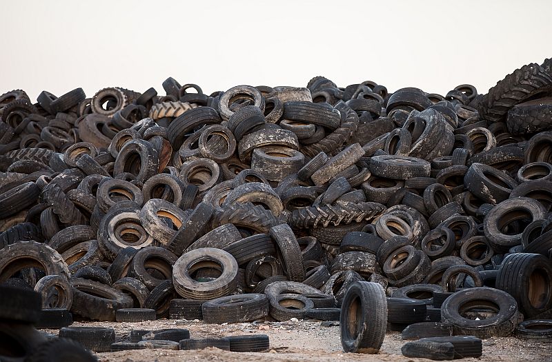 Oude autobanden worden vaak verbrand omdat ze niet te recyclen zijn