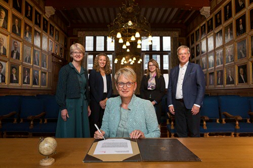 Rector Magnificus Wijmenga signing the contract with University of Oslo. Photo: Jenne Hoekstra