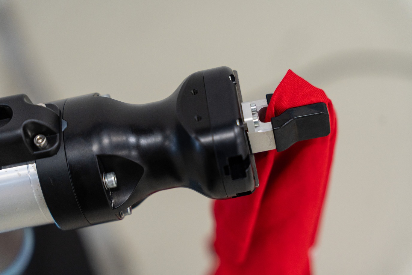 Robot houdt een stuk textiel vast