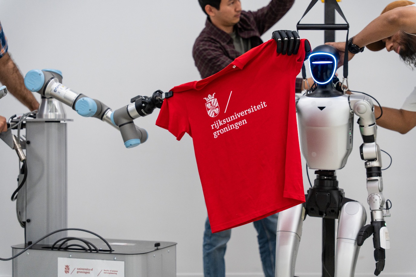 De mens-achtige robot is ook betrokken bij een test waarin hij handdoeken moet opvouwen | Beeld Willem Sern&eacute;