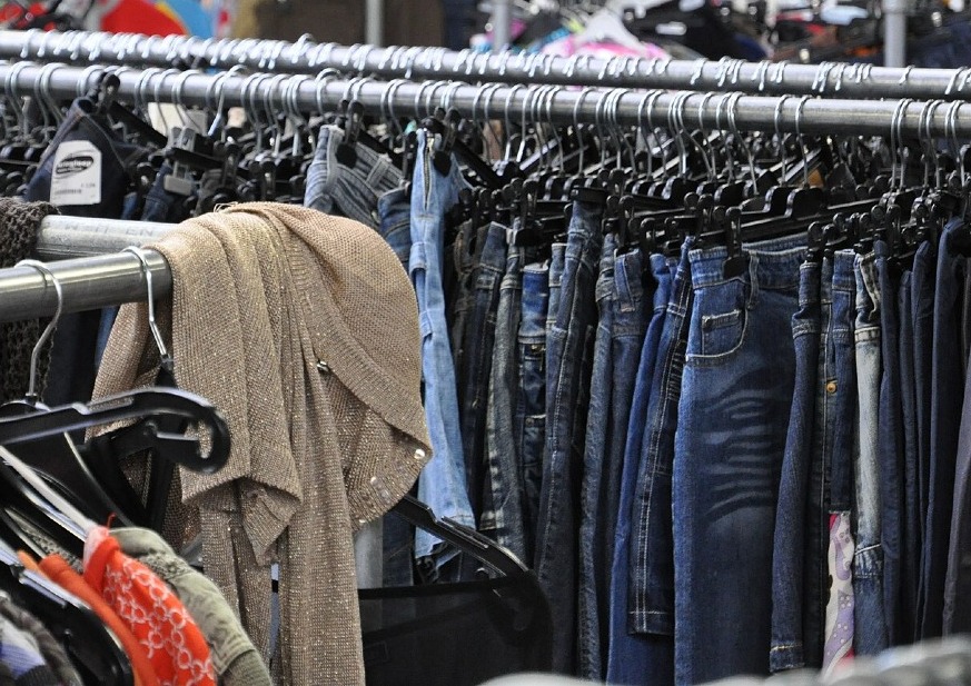 Kledingrekken in een kringloopwinkel