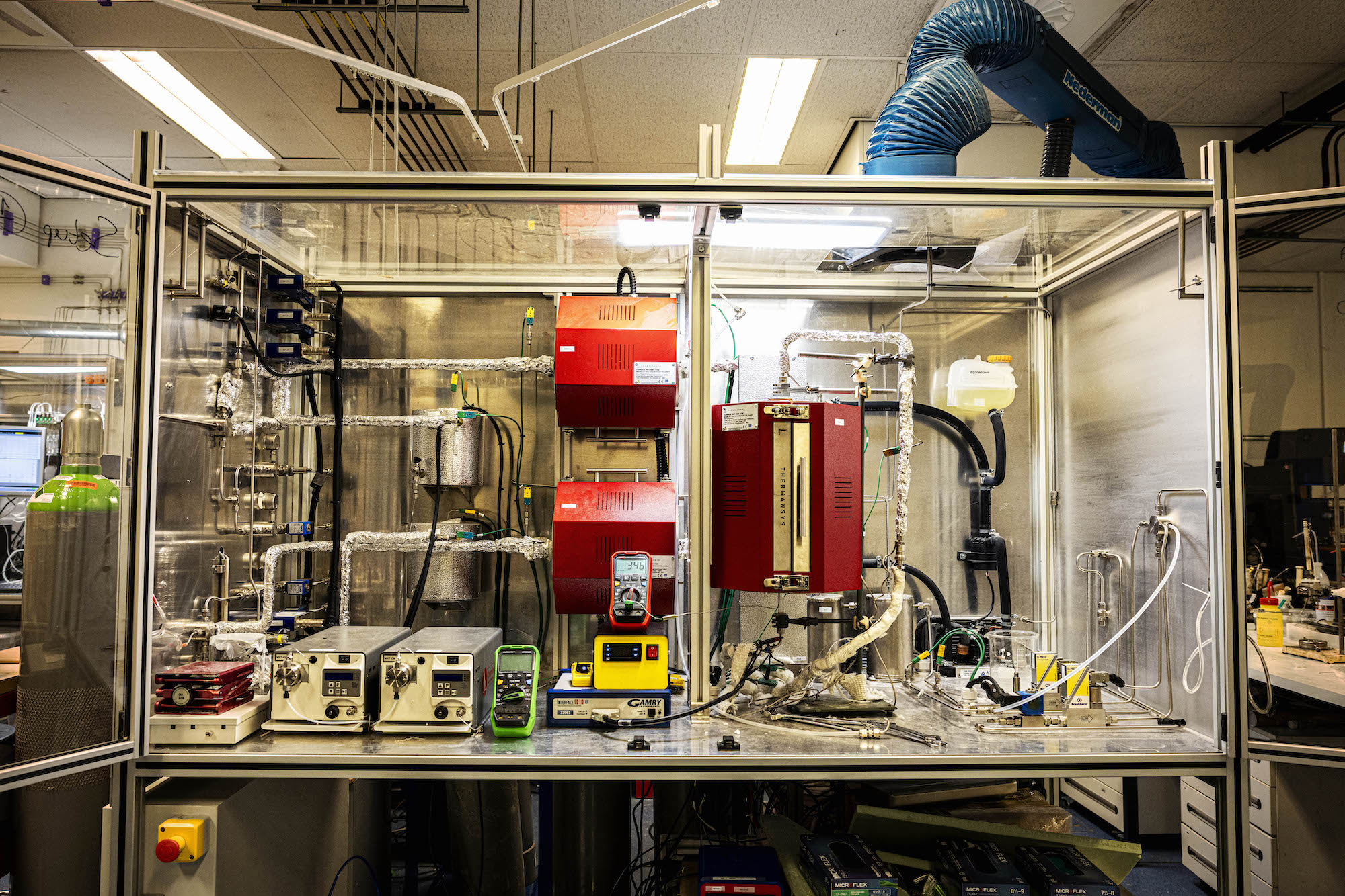 Grote opstelling die waterstof op hoge temperatuur produceert