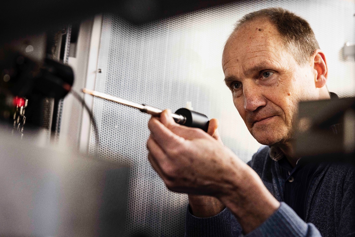 Bart Kooi doet monsters in microscoop