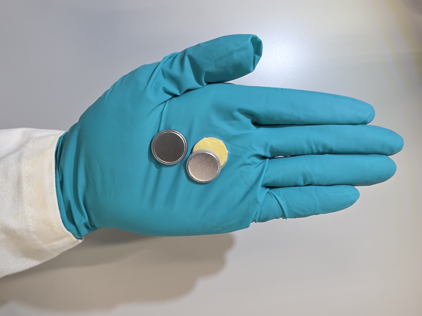 De elektrolyten van polymeer-pasta worden getest in knoopcellen. De foto toont een geopende batterij. | Beeld Portale groep, RUG