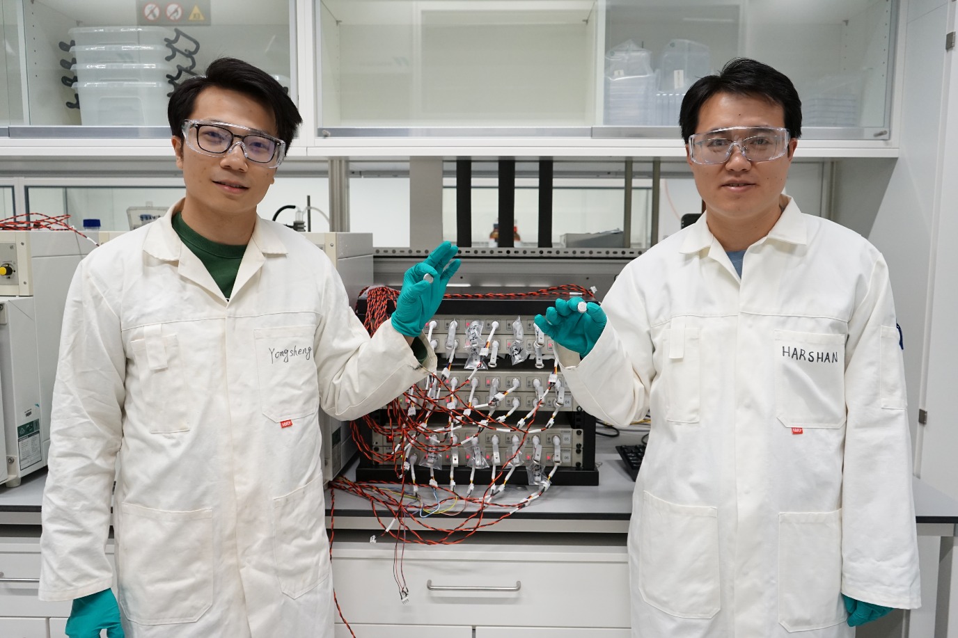 Promovendi Yongsheng Zhang (links) en Harshan Madeshwaran werken aan de ontwikkeling van veiliger batterijen in de groep van Giuseppe Portale | Beeld Portale groep, RUG