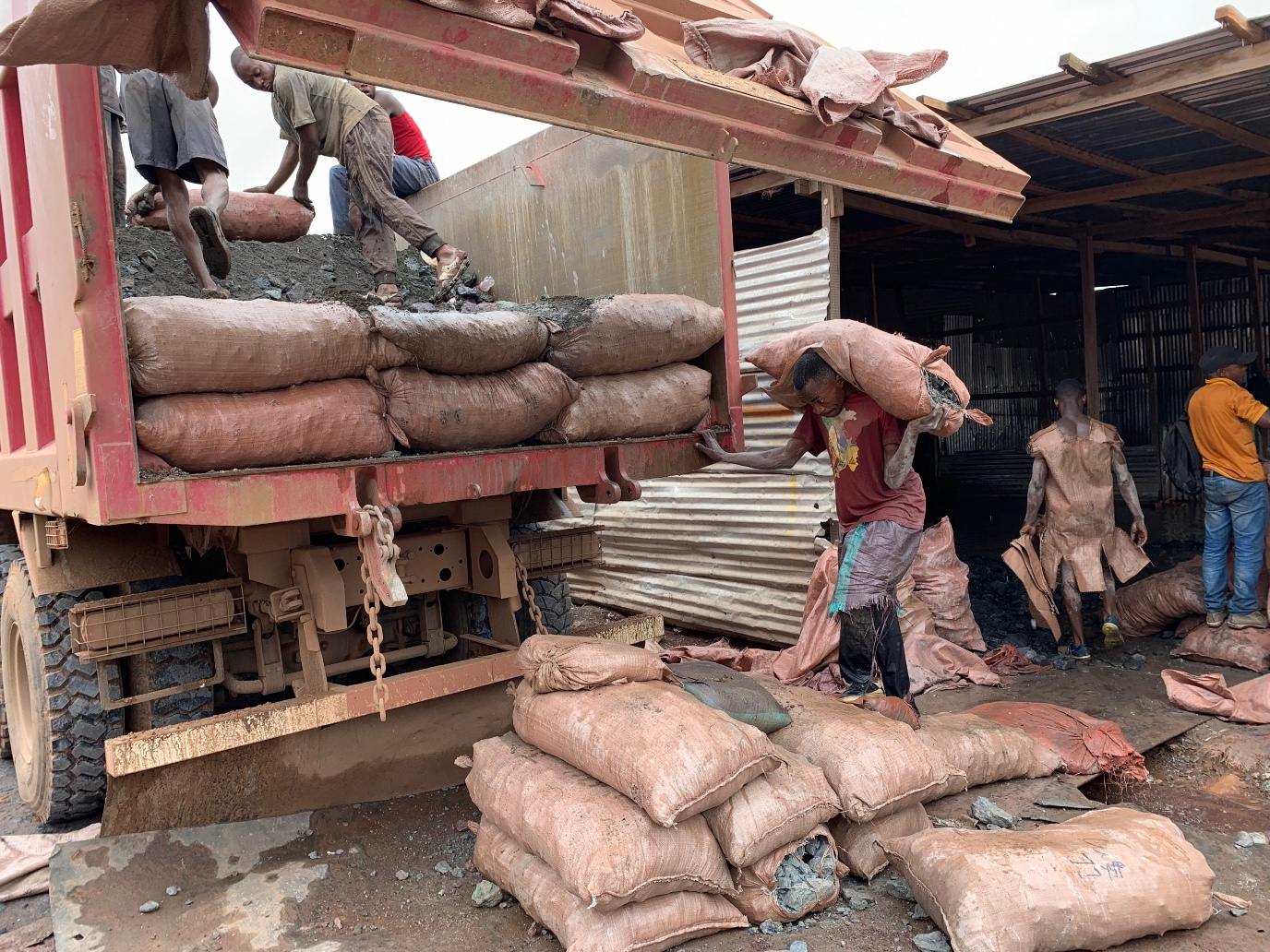 Zakken met kobalt in een vrachtwagen