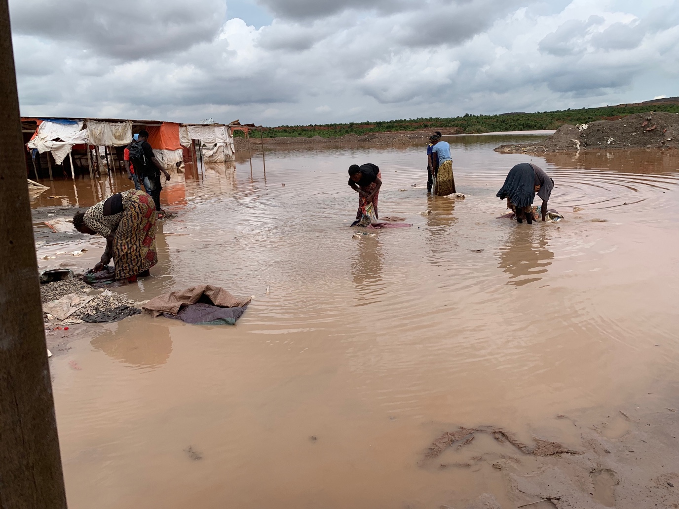 Vrouwen wassen kobalt in Congo