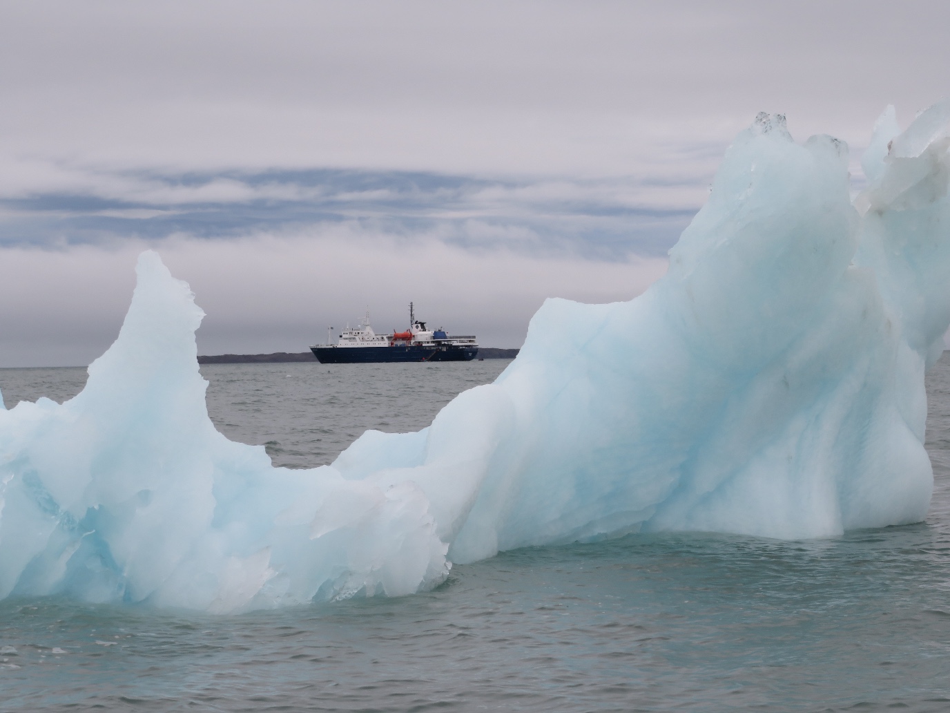Een onderzoeksschip bij een ijsschots voor de kust van Antarctica