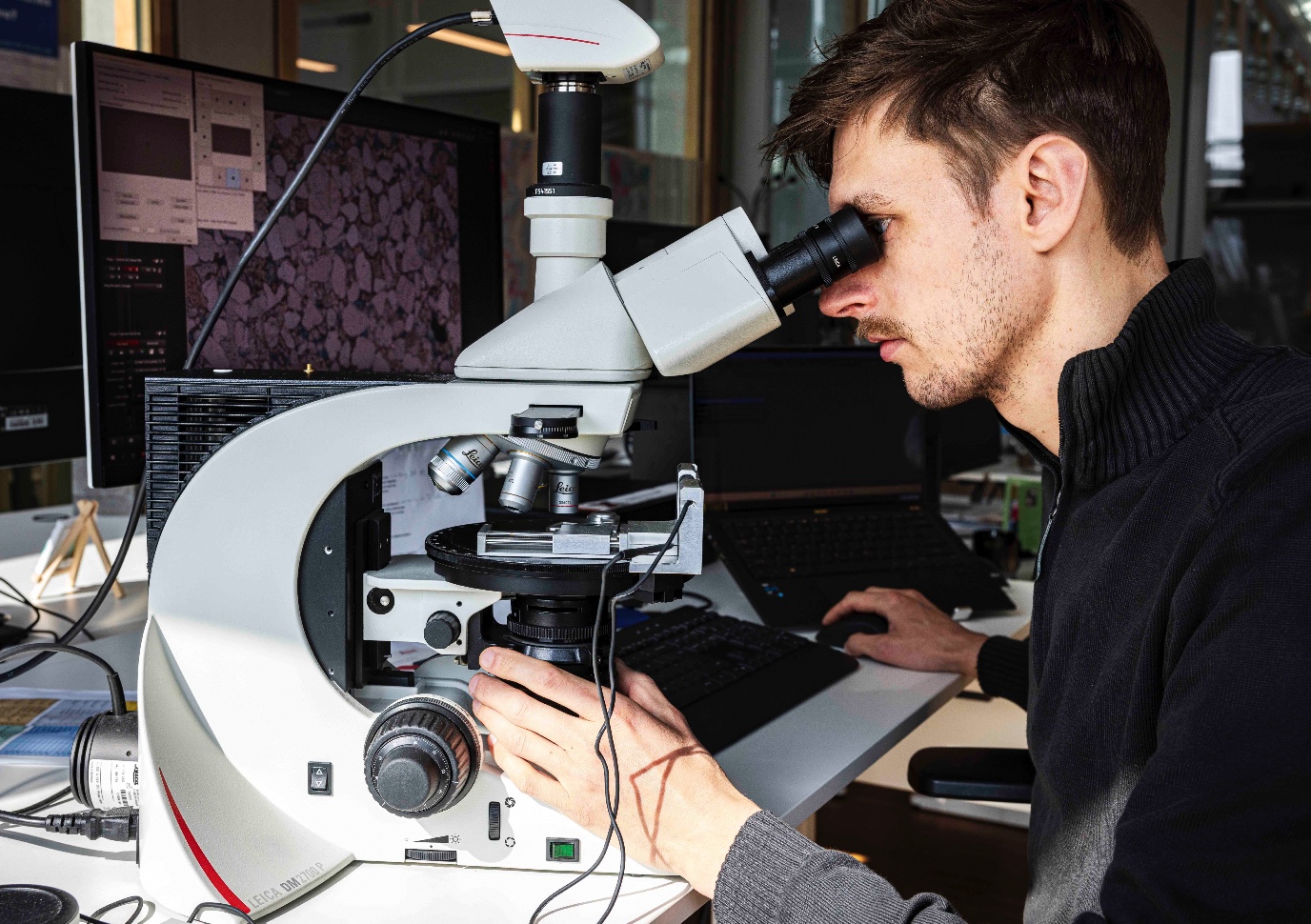 Sebastian Mulder, PhD, onderzoekt de blootgestelde mudstone onder de microscoop