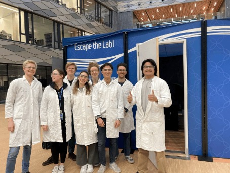 Studenten bij de escape room