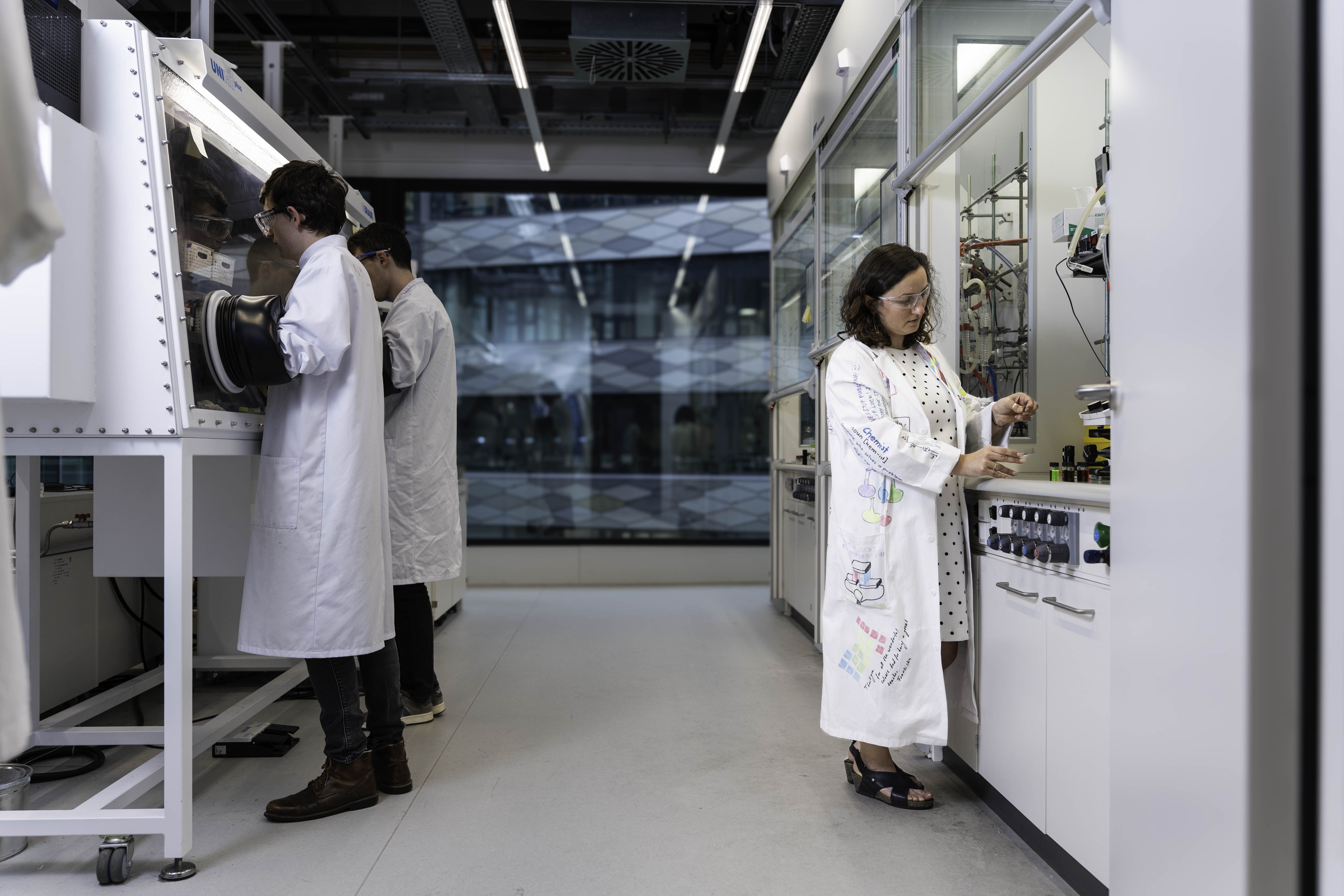 Loredana Protesescu en verschillende promovendi in het lab