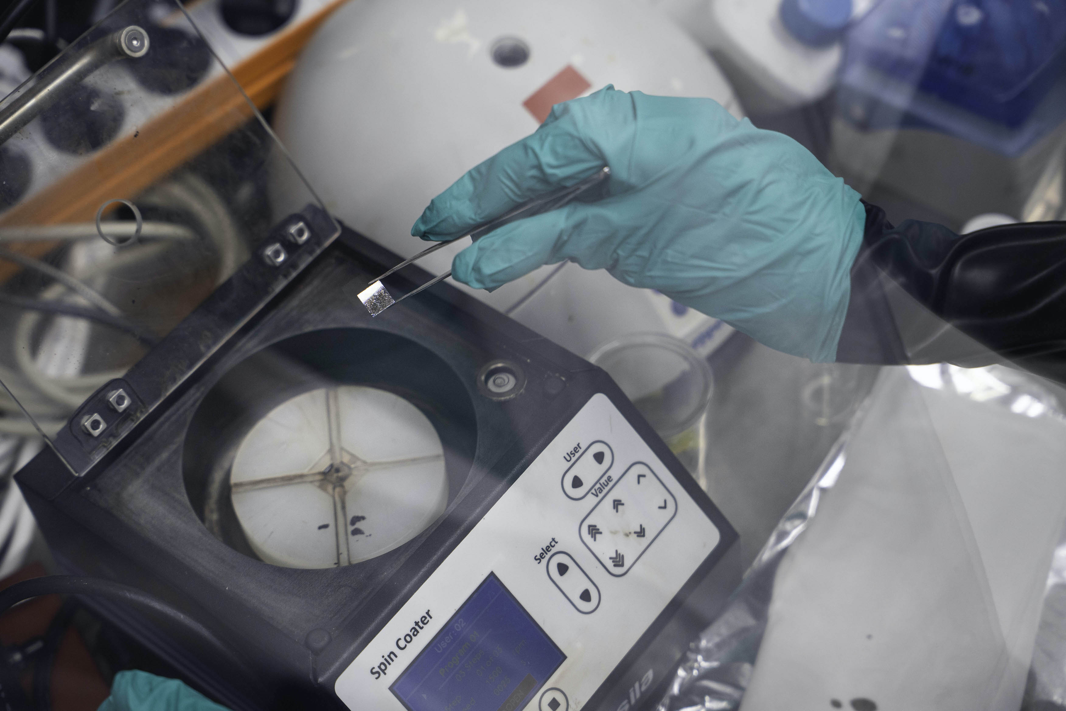 Zo ontstaat een stukje glas met een dun laagje (thin film) van de perovskiet