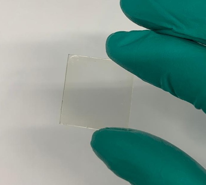 Een klein doorzichtig vierkantje van het ontwikkelde materiaal