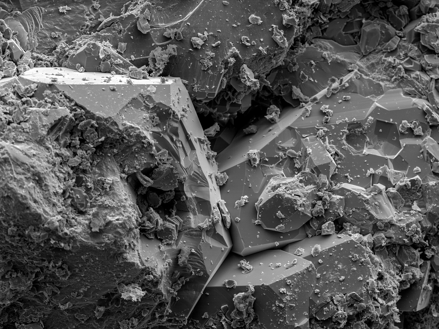 Scanning-elektronenmicroscopie opname van een Rotliegend Zandsteen op enige afstand van de Nederlandse kust. Kwartscement groeit op zandkorrels. Dit type cement versterkt het gesteente en resulteert minder snel in verdichting tijdens uitputting van het reservoir.