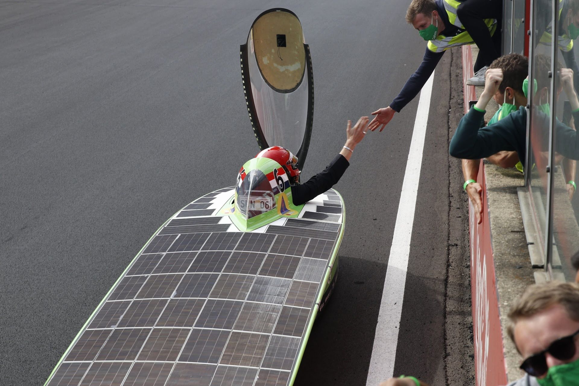 The Green Lightning rijdt over de finishlijn