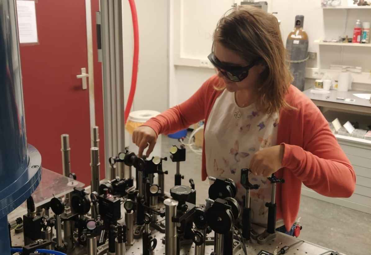 Van der Wal will use lasers beams with the wavelength as used in the telecom sector, in experiments where these lasers control electrons in semiconductor crystals. The work continuous on results of a team with Carmem Gilardoni, who developed this setup as a PhD student.